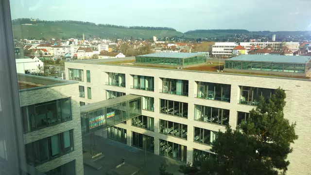 Blick auf die mit Klinker verkleideten Fassaden der Campusgebäuden Richtung Wartberg. | Foto: Isolde Reitz