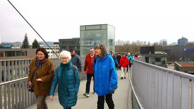 Für die meisten wurde die elegante Brücke zum ersten Mal überschritten! | Foto: Isolde Reitz