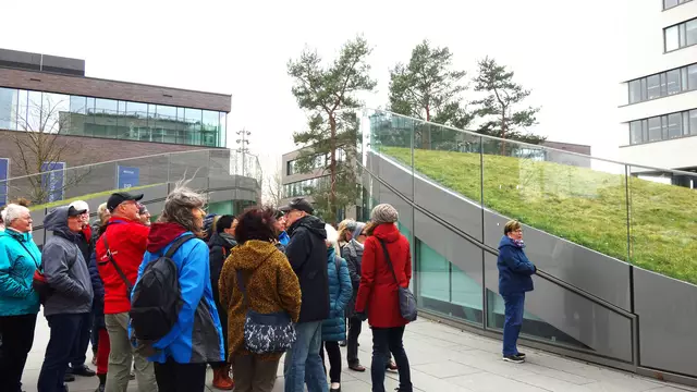 Vor der unterirdisch liegenden Mensa, die mit einem Lichthof versehen ist. | Foto: Isolde Reitz