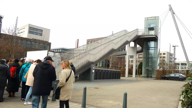 Eine elegante Treppenanlage führt über die Bahntrasse vom Ost- zum Westcampus. | Foto: Isolde Reitz