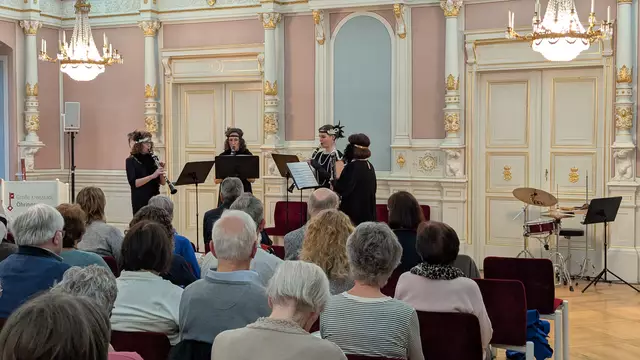 Die lustigen swingende Mädels mit ihren Krönchen gab es einen Charleston. | Foto: Volker Wagner