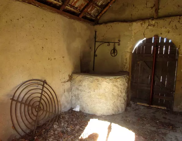 Betreten werden darf das Waschhaus nicht, aber man kann einen Blick hinein riskieren. | Foto: WandernGabyErich