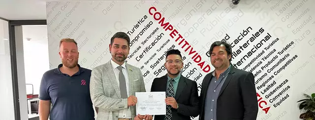 Von links nach rechts: Hanno Hehr (Direktor Dept. Entwicklung Lateinamerika Appventure GmbH), Senator Lic. Kevin Scarsella von Haag, Roberto Calvarez (Sec. Viceministro de Turismo. Ministerio de Comercio Industria y Turismo), Hugo Castillio (Direktor für Entwicklung Fondo Nacional de Turismo, Fontur) | Foto: Ministerio de Comercio, Industria y Turismo