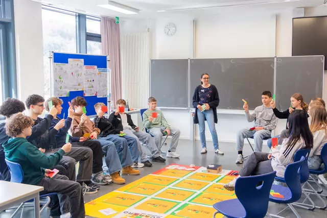 Beim Demokratiespiel „Quararo“ entschieden die Teilnehmer über fiktive Konfliktszenarien und lernten, wie Kompromisse funktionieren. | Foto: Alexander Morawe