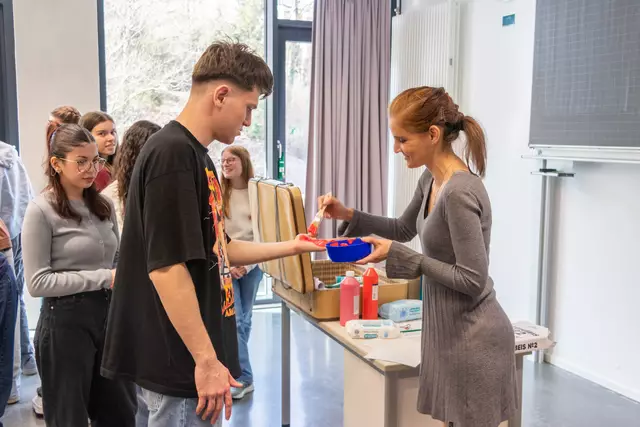 Workshop „Rote Hand“ gegen Kindersoldaten vom „Volksbund Deutsche Kriegsgräberfürsorge“ | Foto: Alexander Morawe