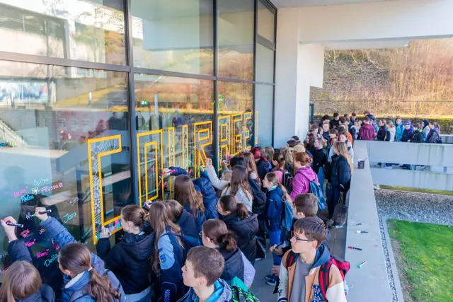 Mit bunten Farben und Unterschriften wurde das Fenster ein bleibendes Kunstwerk und klares Statement | Foto: Alexander Morawe