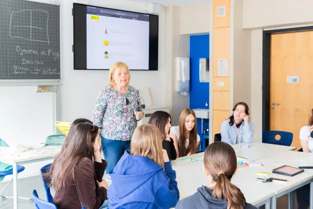 Frau Grobe leitet das Spiel Courage von Amnesty International | Foto: Alexander Morawe