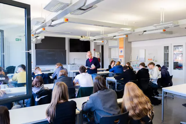 Herr Kollbeck diskutiert über die philosophische Begründung und Erläuterung der Menschenwürde   | Foto: Alexander Morawe