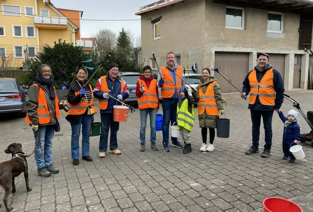 Einige Müllsammler unterstützten die städtischen Putzaktion, hier beim Start in der Heinsheimer Straße.  | Foto: Klaus Ries-Müller