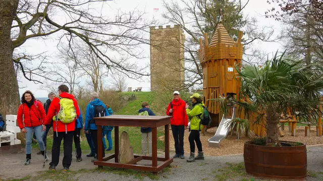 Auf dem Schloßberg mit dem 14m hohen Wasserturm mit Aussichtsplatte.
Leider war der Biergarten noch nicht geöffnet! | Foto: Isolde Reitz