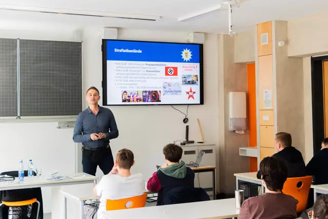 Polizeibeamter Jörg Bartsch spricht mit den Schülerinnen und Schülern über Politisch motivierte Kriminalität und Hass und Hetze im Netz | Foto: Alexander Morawe