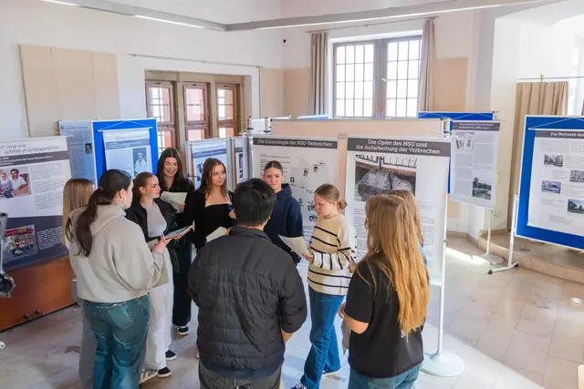 In der Ausstellung "die Verbrechen des Nationalsozialistischen Untergrunds (NSU)" lernen die Schüler die Strukturen von Untergrundnetzwerken kennen | Foto: Alexander Morawe