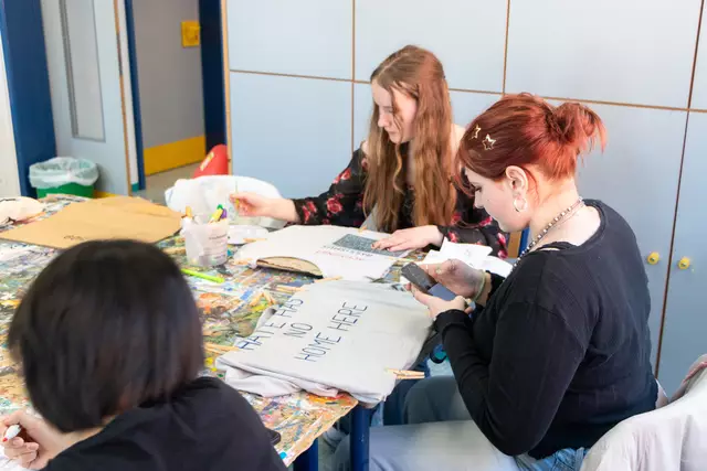 Im Kunst-Workshop gestalten Schülerinnen T-Shirts mit klaren Botschaften gegen Rassismus | Foto: Alexander Morawe
