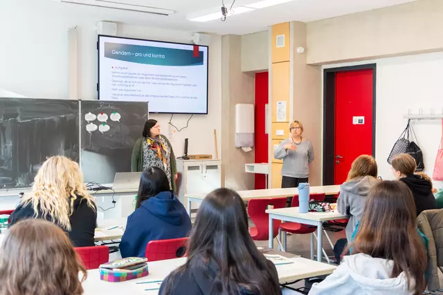 Frau Mathejczuk und Frau Schmitt widmen sich dem Thema "Gleichbehandlung der Geschlechter in der Sprache: Die Diskussion um das Gendern" | Foto: Alexander Morawe