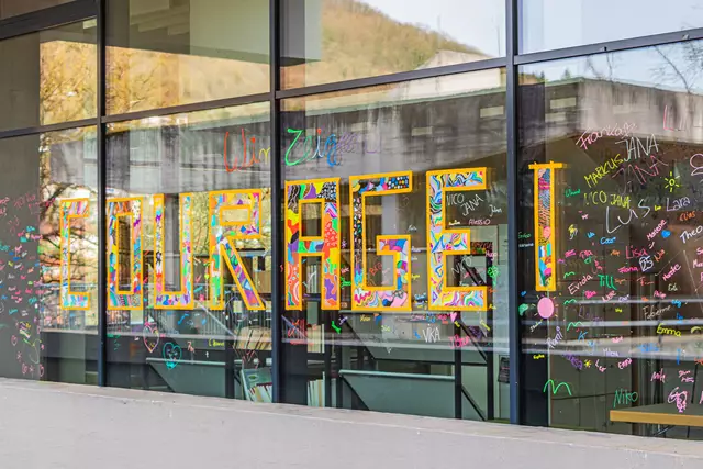 „Wir zeigen Courage“  – ein sichtbares Zeichen nach außen und eine Erinnerung nach innen | Foto: Alexander Morawe