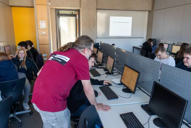 Herr Schmidinger thematisiert in seinem Workshop "Fake News" | Foto: Alexander Morawe