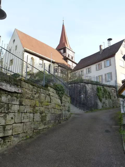 Geballte Kultur: links die Kirche, rechts das ehemalige, erste Schulhaus von Kocherstetten - heute das "Rathaus" bzw. kommunalpolitisch korrekt, die Verwaltungsstelle Kocherstetten. Über dem Kellereingang kann das Wappen betrachtet werden. | Foto: Di Girolamo