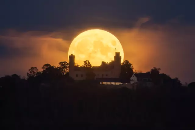 Gewinnerfoto der Referentin zeigt den Vollmond hinter dem Auerbacher Schloss, Bergstraße Hessen | Foto: Foto: Cara Schweiger