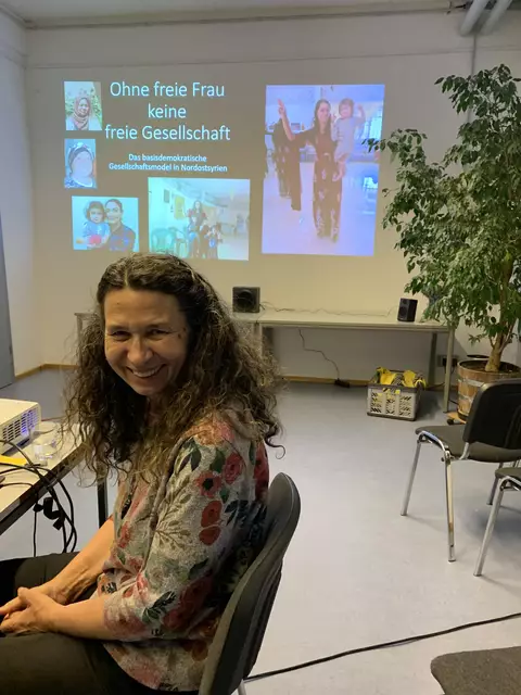 Die Referentin Monika Bunse in den Frauenräumen des Kunst- und KulturWerkhauses Zigarre | Foto: FV