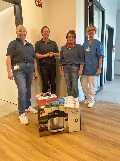 Foto: Hauswirtschaftsteam und Pflege Leitung St. Elisabeth Hospiz mit 1. Vorsitzenden der Landfrauen Kupferzell