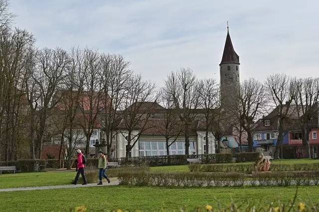 Die Orangerie im Hofgarten, im Hintergrund der 45 m hohe Stadtturm. | Foto: Michael Harmsen