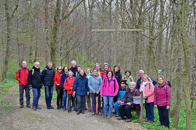 Die Wandersüchtigen vom Schwäbischen Albverein Weinsberg unterm Gipfelkreuz im Jagsttal bei Kirchberg. | Foto: Michael Harmsen