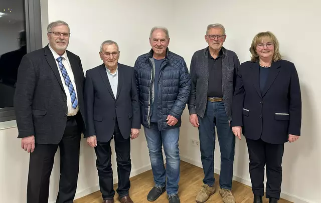 von links: Vorsitzender Gerolf Fünfer; Jubilare Rudolf Sturm; Engelbert Küblbeck; Ottmar Schmitt; stv. Vorsitzende Josefine Fünfer | Foto: Chorgemeinschaft