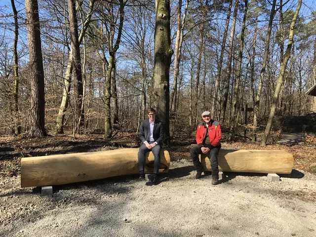 Revierförster René Frank (rechts) zeigt Bürgermeister Markus Kleemann die neuen Bänke am Parkplatz an der Krugeiche 

 | Foto: Gemeinde Oberstenfeld