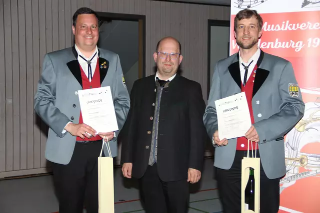 Steffen Barkow (links) und Falk Kittsteiner (rechts) wurden von Martin Dasing (Vorsitzender Kreisverband Hohenlohe) für 30 Jahre aktives Musizieren geehrt. | Foto: Günter Wagner
