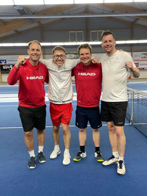 Aufstieg der Herren 40 1 der TSG Hohenlohe in die Staffelliga: v.l. Fabian Ortwein, Kapitän Thomas Kobold, Marius Müller und Matthias Görtz. Es fehlen: Dominik Drössler, Thomas Grabert. | Foto: TSG Hohenlohe