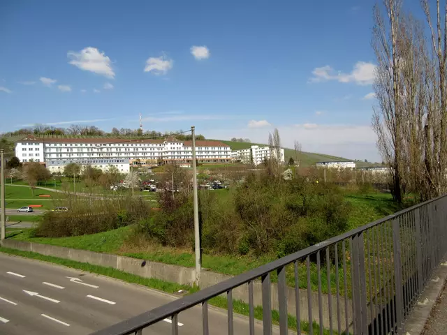 Auf dem Samarasteg über den Pragsattel, mit Blick auf das ehemalige Robert-Bosch Krankenhaus | Foto: WandernGabyErich