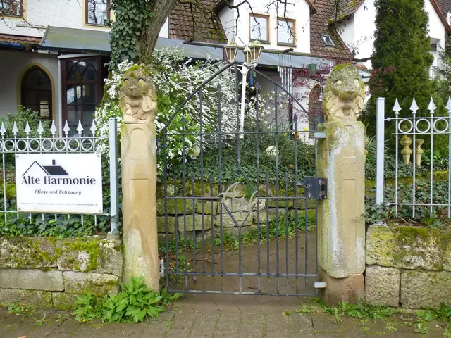 Seit 1990 ist die "Alte Harmonie" ein Pflegeheim und erhielt einen Anbau, der dem Stil des ursprünglichen Gebäudes nachempfunden ist. Davor stand es weit  über 10 Jahre leer, war vom Verfall bedroht ... und wurde gerade noch rechtzeitig aus dem Dornröschenschlaf geholt. | Foto: Di Girolamo 