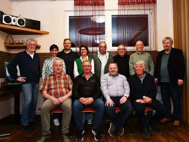 Funktionsträger und Jubilare auf einem Bild. (hi.v.li.) Peter Klotz, Eva Schmidt, Matthias Höll, Manuela Winkler, Helmut Kowol, Joachim Höfer, Markus Proksch. (vo.v.li.) Michael Bulling, Uwe Grimmoni, Reiner Koch, Michael Ikker | Foto: Peter Klotz