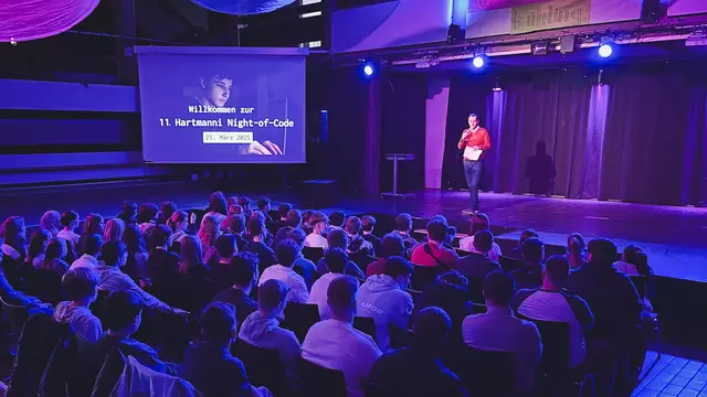 Schulleiter Ulrich Müller begrüßte zahlreiche Informatik-begeisterte Schülerinnen und Schüler zur „Night of Code“. | Foto: Alexander Berchtold