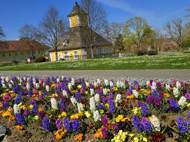 Das einstige Trafohäuschen beherbergt heute das Kurcafe im Salinenpark. | Foto: Heidrun Rosenberger