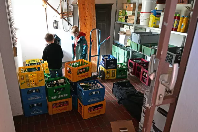 Auch die Kleinen helfen mit. | Foto: Michael Harmsen