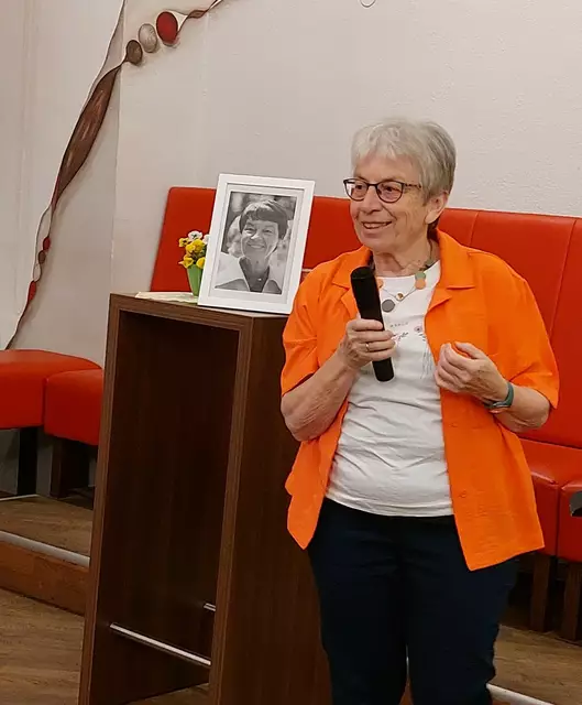 Frau Renate Walter brachte den LandFrauen das Leben von Loki Schmidt auf unterhaltsame Art näher. | Foto: Eigenes Bildmaterial