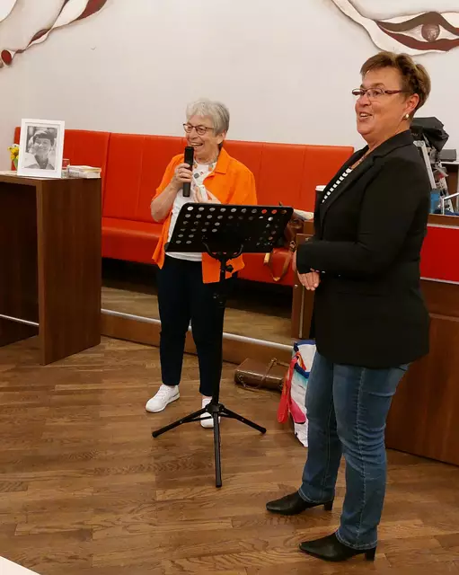 Frau Elke Heininger bedanlt sich bei Frau Walter. | Foto: Eigenes Bildmaterial