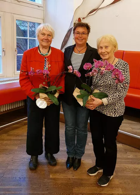 Frau Elke Heininger mit unsere Jubilarinnen, die seit 40 Jahren den LandFrauen die Treue halten.
Frau Giesela Bauer links und Frau Heide Schmid rechts | Foto: Eigenes Bildmaterial