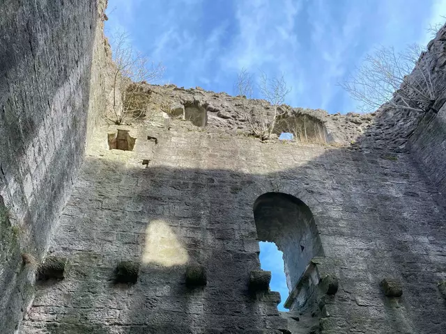 Ein beeindruckendes Gemäuer.  Früher war das der Wohnturm.  | Foto: Beate Bonte
