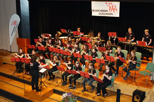 Mit Born to be wild und Seven Nation Army rockte die Jugendkapelle die Herzogskelter | Foto: MVG