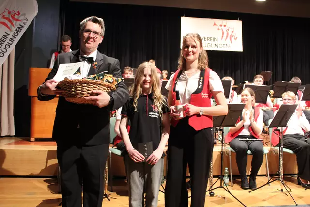 Geehrt wurde Dirigent Christian Schuppel für 25 Jahre Dirigententätigkeit, Marlene Labs für ihren ersten Platz bei Jugend musikziert und Mona Besemer für 10 Jahre aktive Tätigkeit im Verein. | Foto: MVG