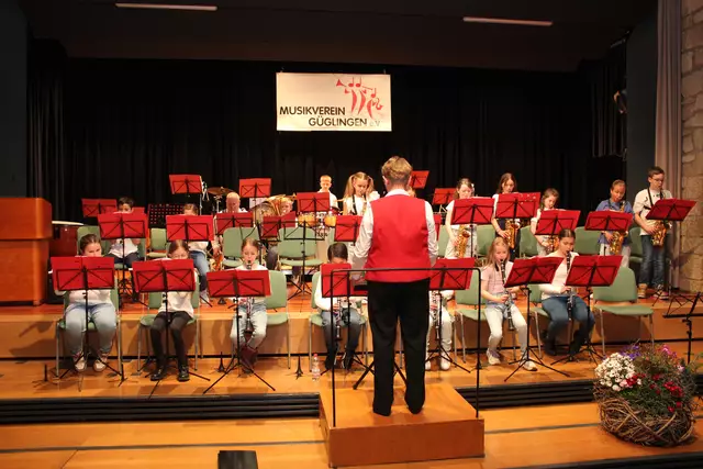 Die Bläserklasse der Drittklässler unter der Leitung von Tanja Lustig  | Foto: MVG