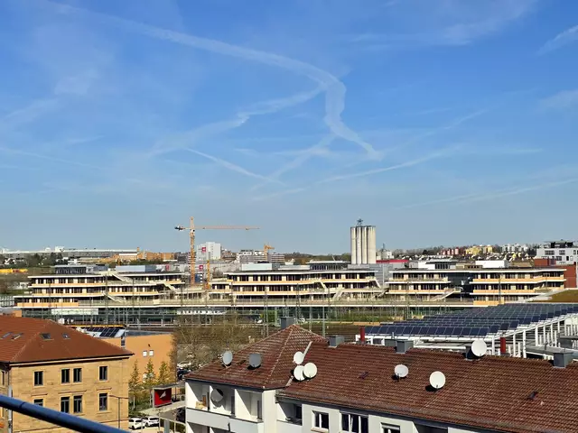 Das helle lange Gebäude im Hintergrund ist die Internationale Josef Schwarz Schule (JSS) im Neckarbogen.
Jetzt erkennt man erst mal die Ausmaße der Schule, die Gesamtfläche beträgt ca. 50.000 Quadratmeter. Sie wurde im September 2024 eröffnet.  | Foto: Heidrun Rosenberger