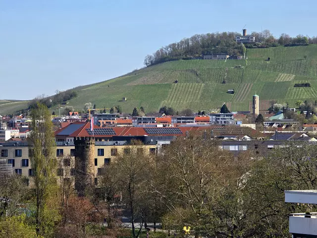 Bollwerksturm mit dem Hotel Premier Inn, im Hintergrund der Wartberg mit dem unterhalb stehenden Hochdruckwasserbehälter, Fassungsvermögen 1.900 Kubikmeter Wasser. | Foto: Heidrun Rosenberger