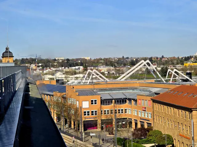 Das Gebäude im Vordergrund, das einmal ein Postamt beherbergte, dahinter die Blitzbrücke - offizielle Eröffnung 2023 - und der Turm des alten Postamtes - erbaut 1906. | Foto: Heidrun Rosenberger