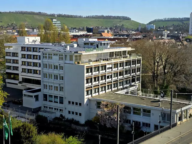 Das 4-Sterne-Hotel insel-hotel an der Friedrich-Ebert-Brücke besitzt 125 Zimmer, Suiten und Appartements. 
Es wurde von 1952 bis 1959 errichtet. 
 | Foto: Heidrun Rosenberger