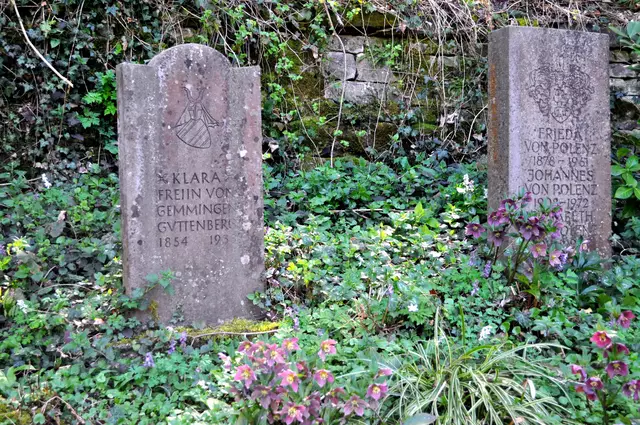 Kurz vor der Kapelle stehen Grabsteine der Familie Gemmingen-Guttenberg. | Foto: Daniela Somers