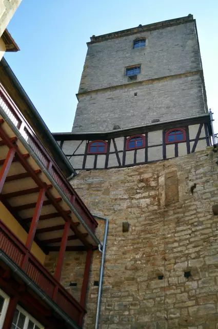 Blick vom Burghof zum Bergfried. | Foto: Daniela Somers