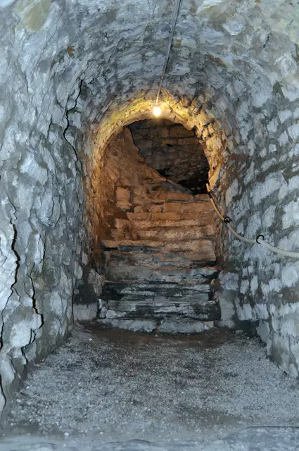 Ein Weg unterhalb der Gemäuer führt uns wieder zur Burg und von dort zum Wehrgang | Foto: Daniela Somers
